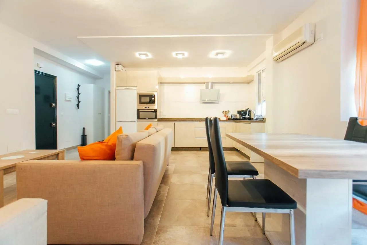 Wide And Diaphanous- 3Bd 2Bth- Alcazar Seville Spain